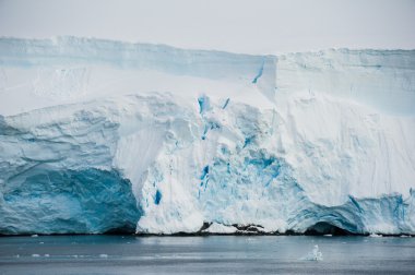 buzdağı, Antarktika ve formlar farklı