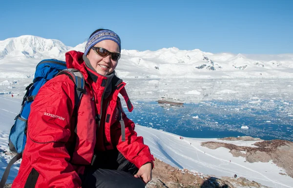 Девушка в красной куртке на пике горы, Антарктида Стоковая Картинка