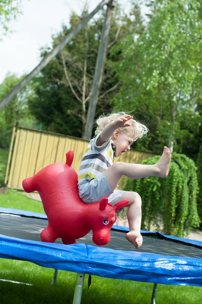 Мальчик прыгает в саду Лицензионные Стоковые Изображения