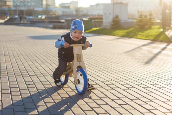 Aktiva utomhus spel, köra cykel Stockfoto