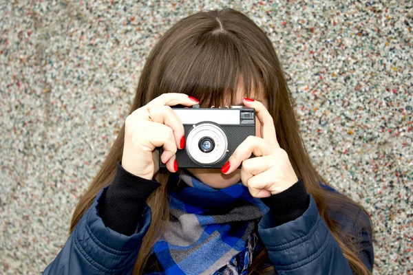 Uma menina tira uma foto na câmera — Fotografia de Stock