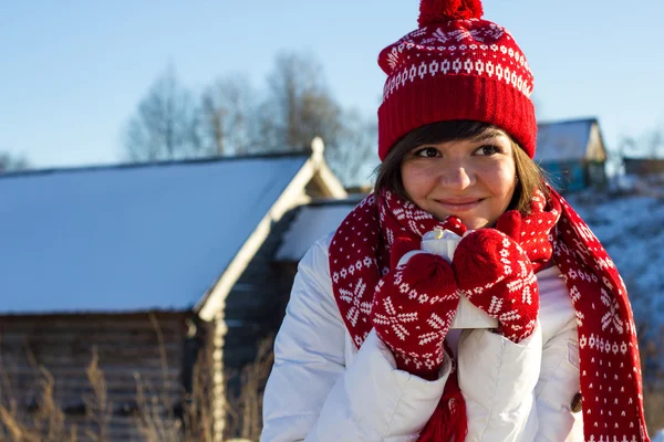 Porträtt av en flicka i vinter med en mugg varm choklad — Stockfoto