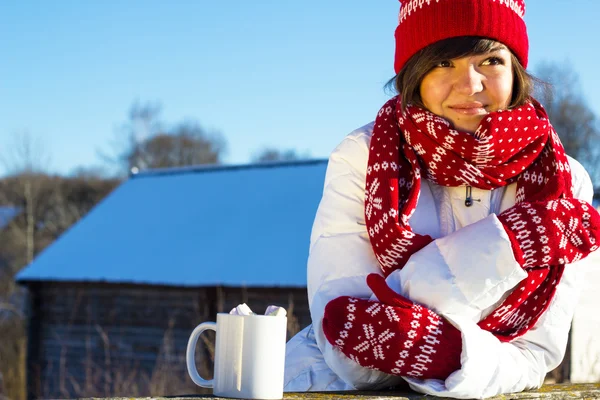 冬姑娘端着杯热巧克力的肖像 — 图库照片