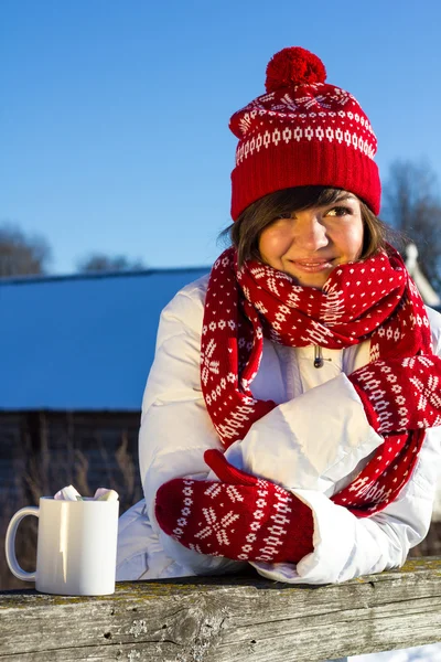 Porträtt av en flicka i vinter med en mugg varm choklad — Stockfoto
