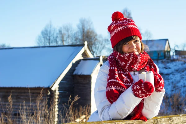 Porträtt av en flicka i vinter med en mugg varm choklad — Stockfoto