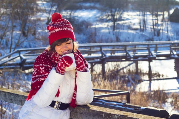 Porträtt av en flicka i vinter med en mugg varm choklad — Stockfoto