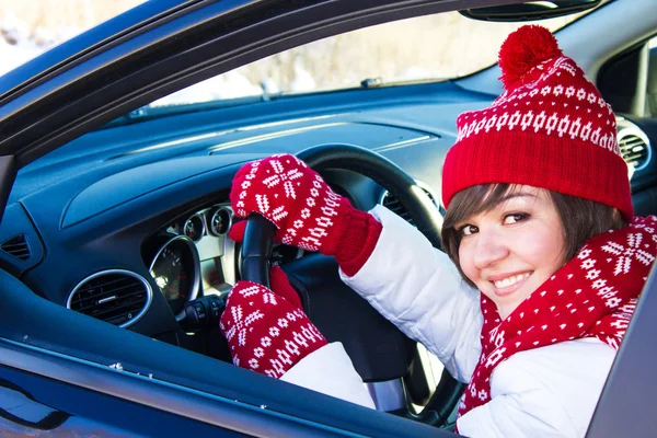 Mulher dirigindo um carro no inverno — Fotografia de Stock