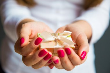 kadınların elleri küçük hediye