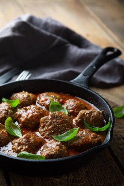 Domates soslu ev yapımı köfteler ve taze fesleğen.