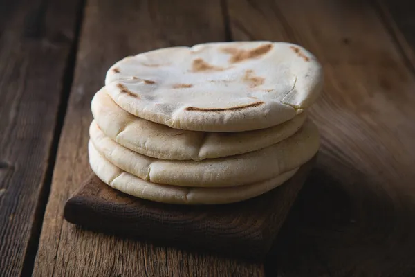 Frisches Fladenbrot Auf Einem Holztisch — Stockfoto