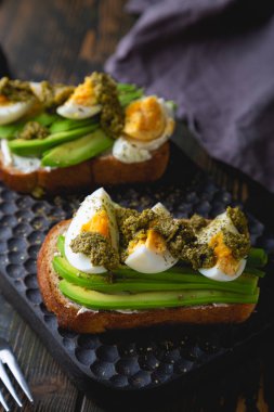 Avokado yumurtası ve pesto sandviçi