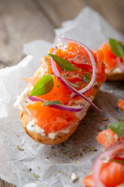 Kızarmış somon ve krem peynirli sandviç ve çıtır ekmek.