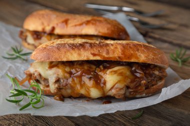 Eritilmiş peynirli ve barbekü soslu domuz etli sandviç.