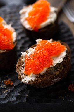 Kırmızı havyarlı aperatif, krem peynir ve çavdar ekmeği.