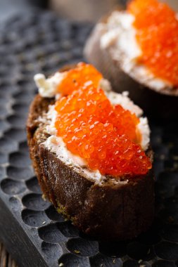 Kırmızı havyarlı aperatif, krem peynir ve çavdar ekmeği.