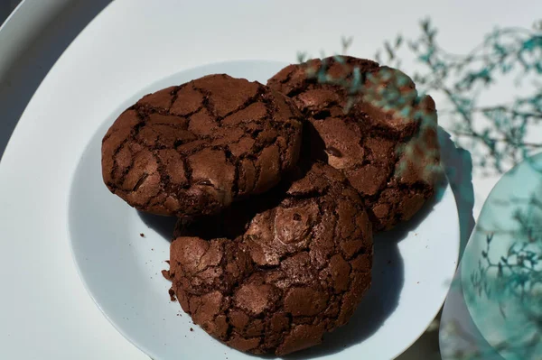 Reggeli Cappuccino Kávézóban Nyári Teraszon Virágokkal Csokis Sütikkel — Stock Fotó