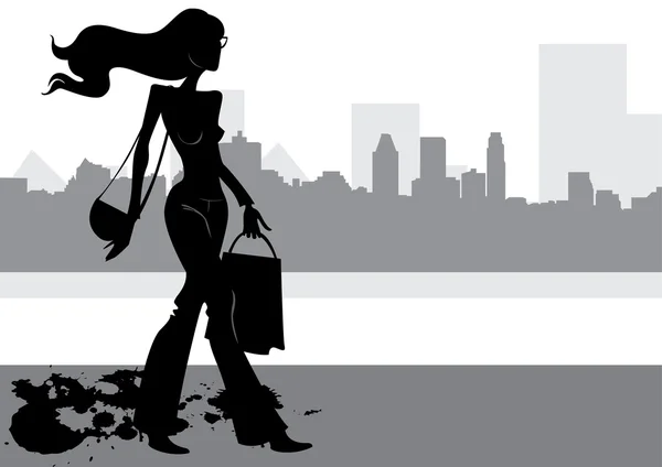 Silueta chica de la moda con el pelo que fluye en una bolsa en la mano, contra el fondo de la ciudad — Vector de stock