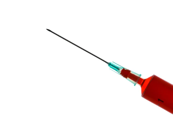 Líquido vermelho numa seringa com agulha acoplada — Fotografia de Stock