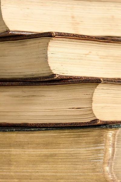 bir yığın antika kitap