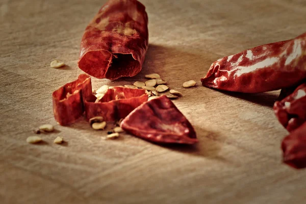 biber tohumu ve serrano acı bakla, doğrama tahtası üzerinde dağınık