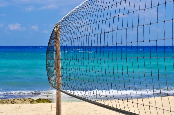 bir tropik sahilde Voleybol net