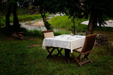 tablo açık havada yemek için ayarla