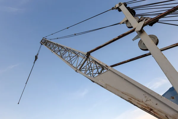 Crane against a blue sky — Stock Photo, Image