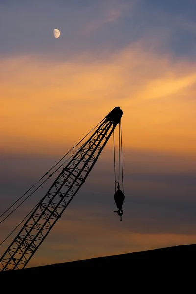 Dockside crane mot en kvällshimlen — Stockfoto