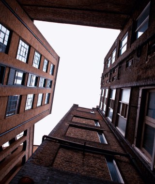 yüksek tuğla buildng