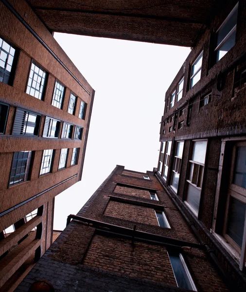 Edificio de ladrillo alto —  Fotos de Stock