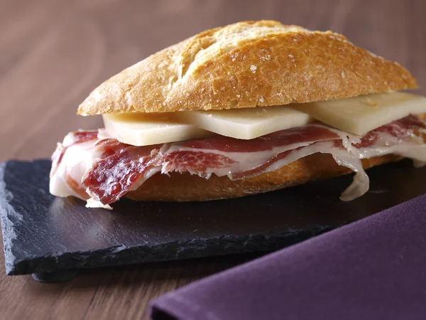 Sandwich au jambon et fromage salé . — Photo