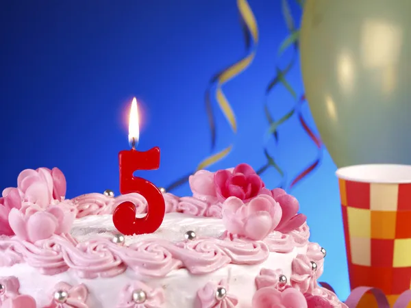 Geburtstagstorte mit roten Kerzen mit der Nummer 5 — Stockfoto