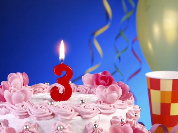 Bolo de aniversário com velas vermelhas mostrando Nr. aniversário 3. — Fotografia de Stock