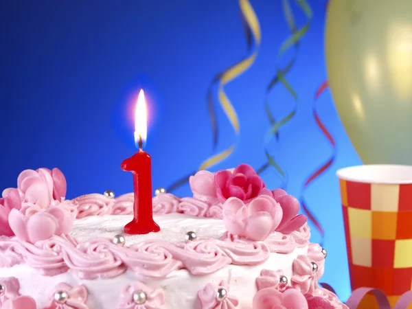 Torta di compleanno con candele rosse che mostrano il numero 1 . — Foto Stock