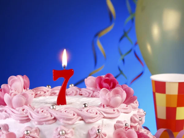 De cake van de kindverjaardag met rode kaarsen weergegeven: nr. 7 — Stockfoto