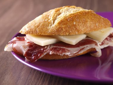 tedavi jambon ve peynirli sandviç.