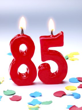 doğum günü mumları Nr gösteriliyor. 85