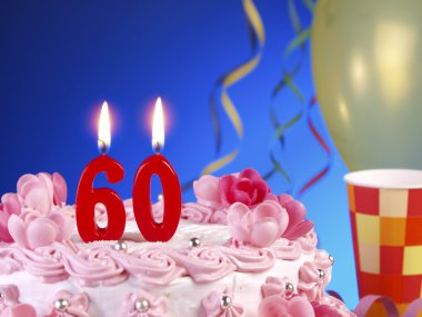 nr gösterilen kırmızı mumlar ile doğum günü pastası. 60