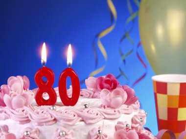 nr gösterilen kırmızı mumlar ile doğum günü pastası. 80