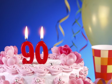 nr gösterilen kırmızı mumlar ile doğum günü pastası. 90