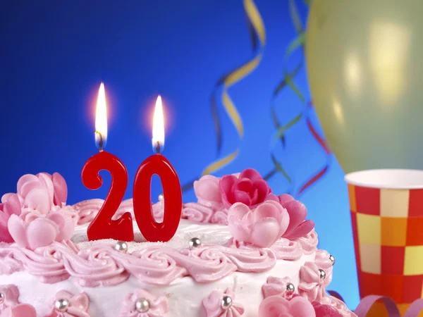 Torta di compleanno con candele rosse che mostrano il numero 20 anni — Foto Stock