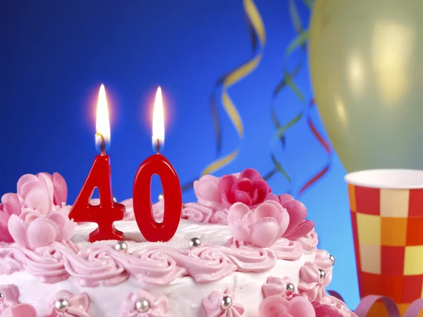 Torta di compleanno con candele rosse che mostrano il numero 40 — Foto Stock