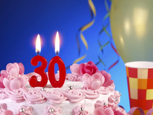 Geburtstagstorte mit roten Kerzen mit der Nummer 30 — Stockfoto