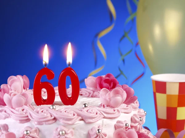 Torta di compleanno con candele rosse che mostrano il numero 60 60 — Foto Stock