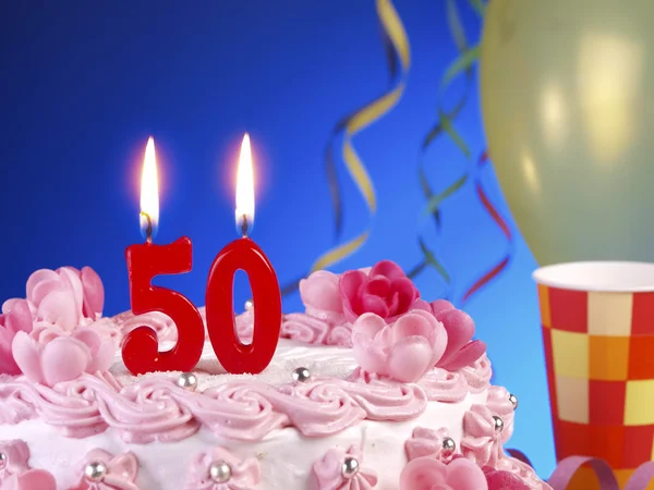 Torta di compleanno con candele rosse che mostrano il numero 50 50 — Foto Stock