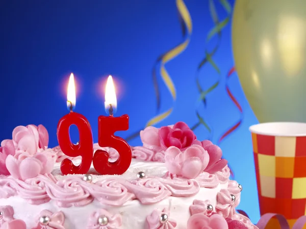 Торт на день народження з червоними свічками, що показують No. 95-річний — стокове фото