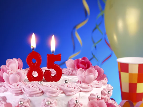 Geburtstagstorte mit roten Kerzen mit der Nummer 85 — Stockfoto