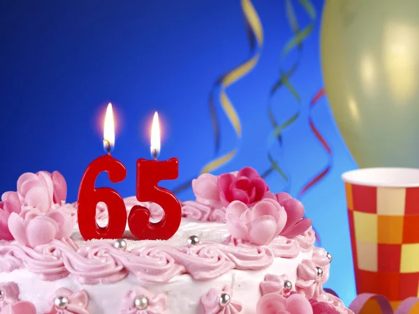 Narozeninový dort s červenými svíčkami ukazující nr. 65 — Stock fotografie