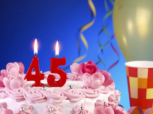 Narozeninový dort s červenými svíčkami ukazující nr. 45 — Stock fotografie