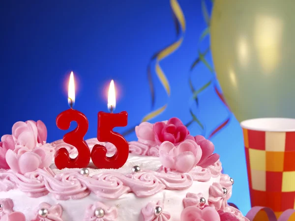 De cake van de kindverjaardag met rode kaarsen weergegeven: nr. 35 — Stockfoto